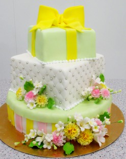 Свадебный трехъярусный торт в пастельных тонах